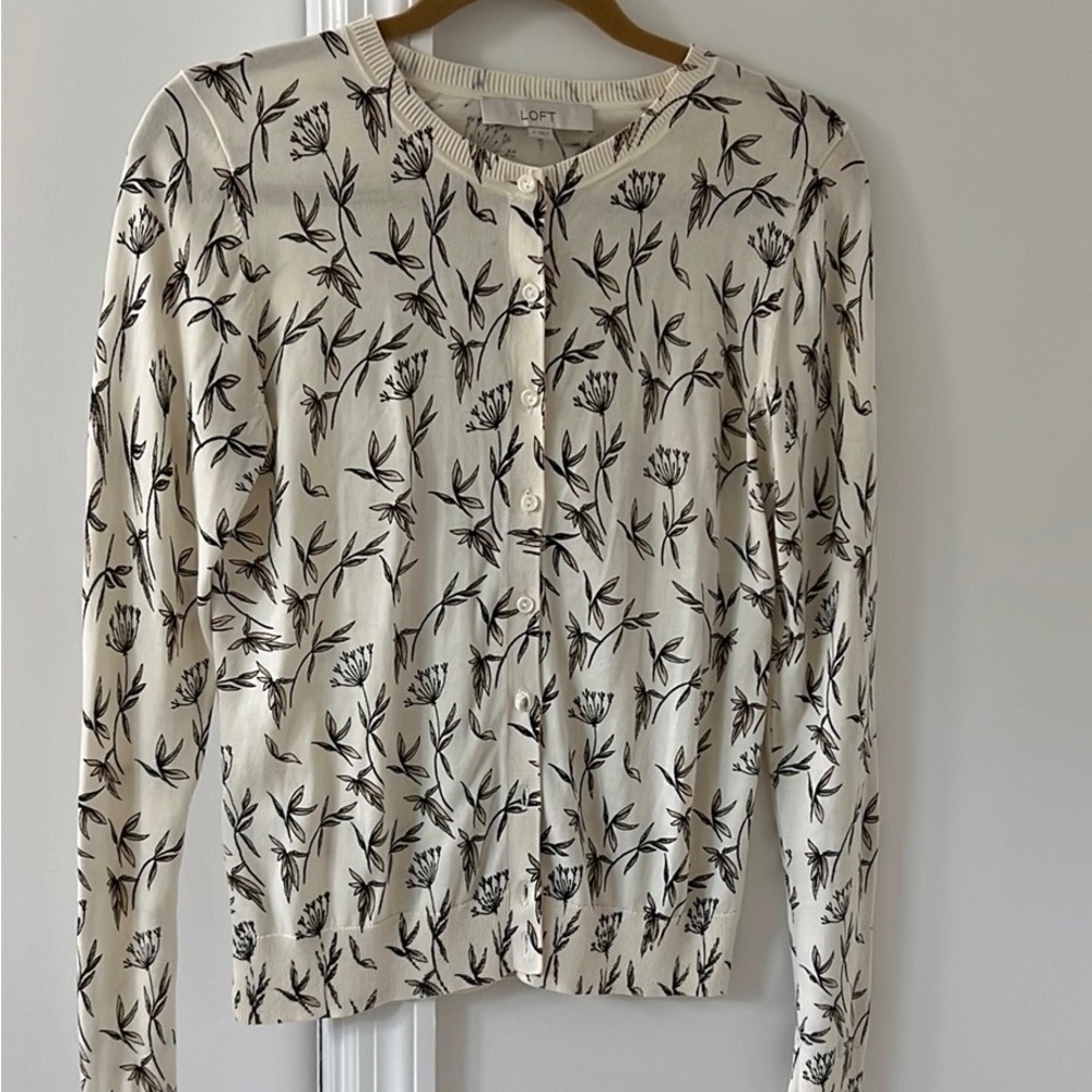 LOFT Adorable Creme Sweater w/ Floral design Size S